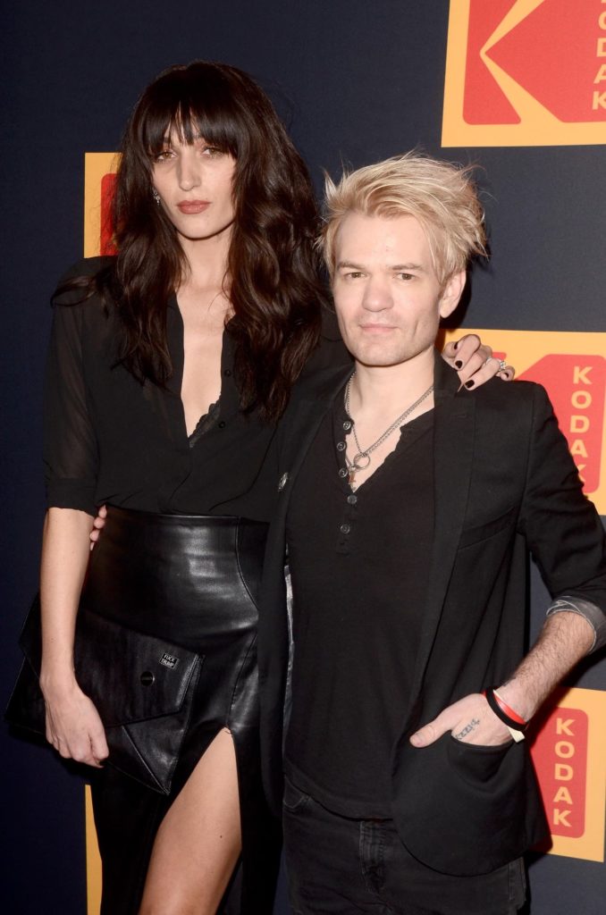 Ari Cooper (6') w/ Deryck Whibley (5'5")