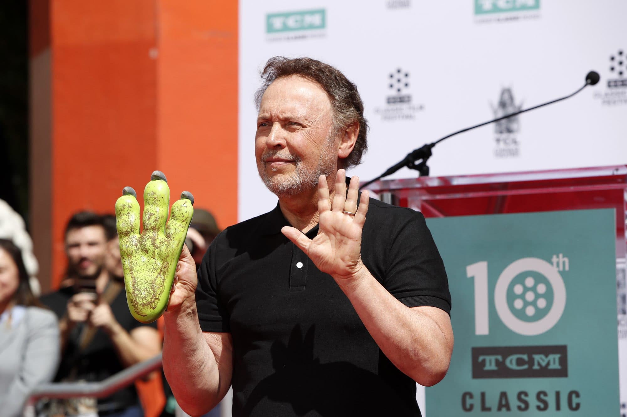 Billy Crystal Height - 5’6”