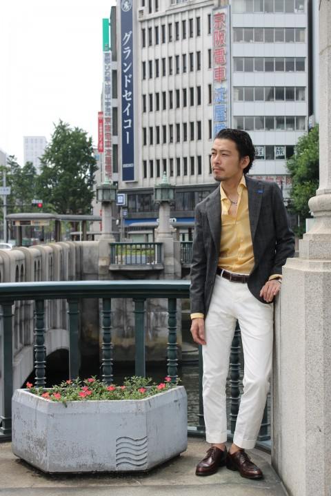 man wearing white chinos and yellow shirt