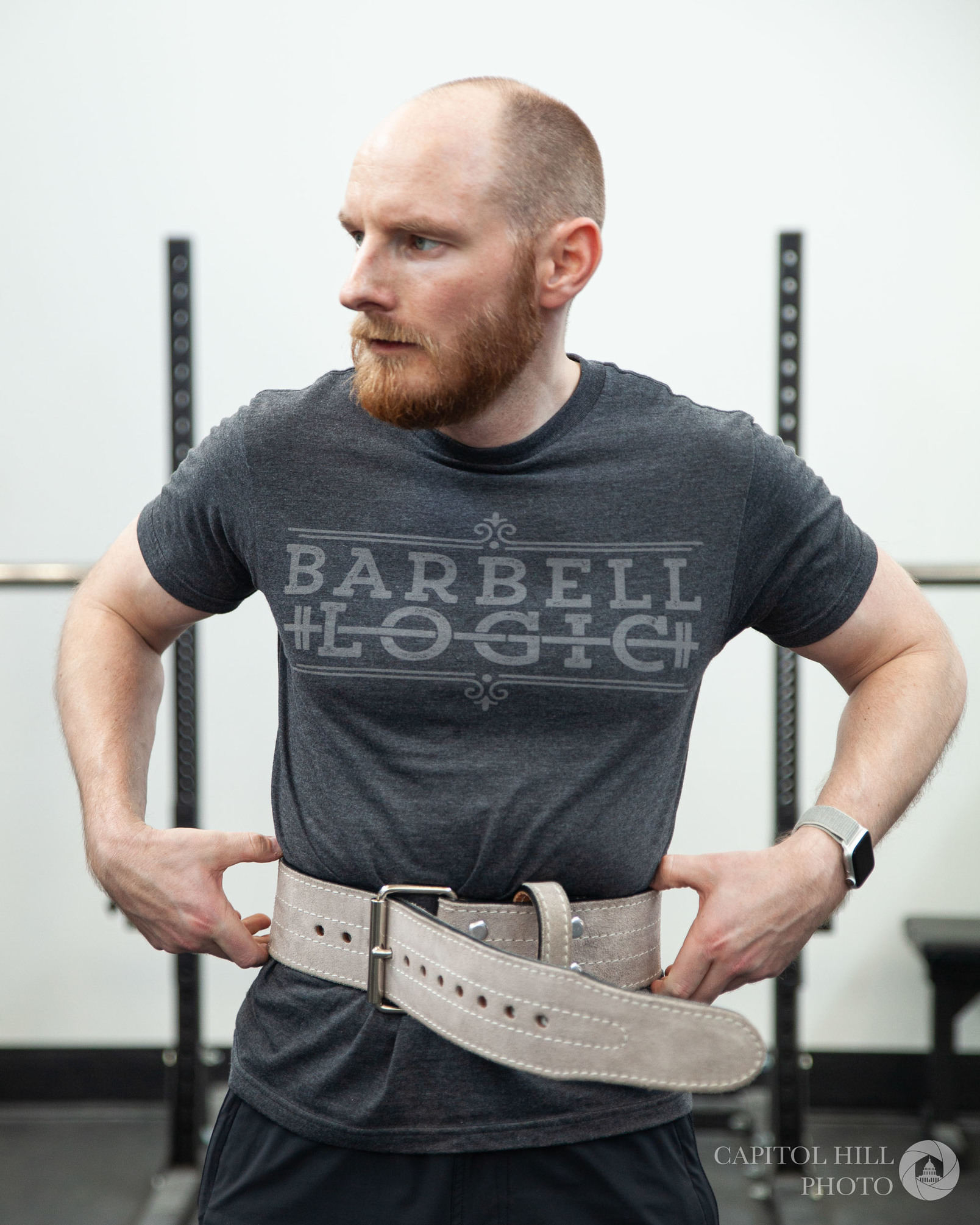 Putting on lifting belt