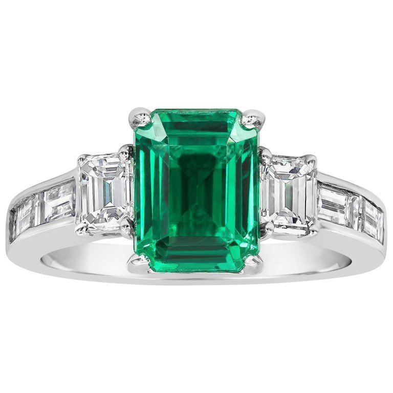 Emerald-cut diamond side-stones set in 18K white gold