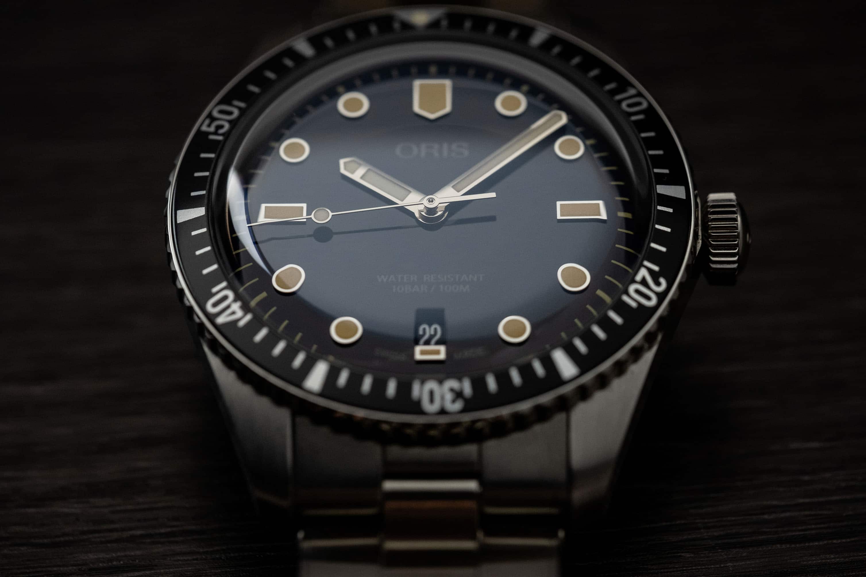 Oris Divers Sixty-Five Dial color-shifting illusion feature