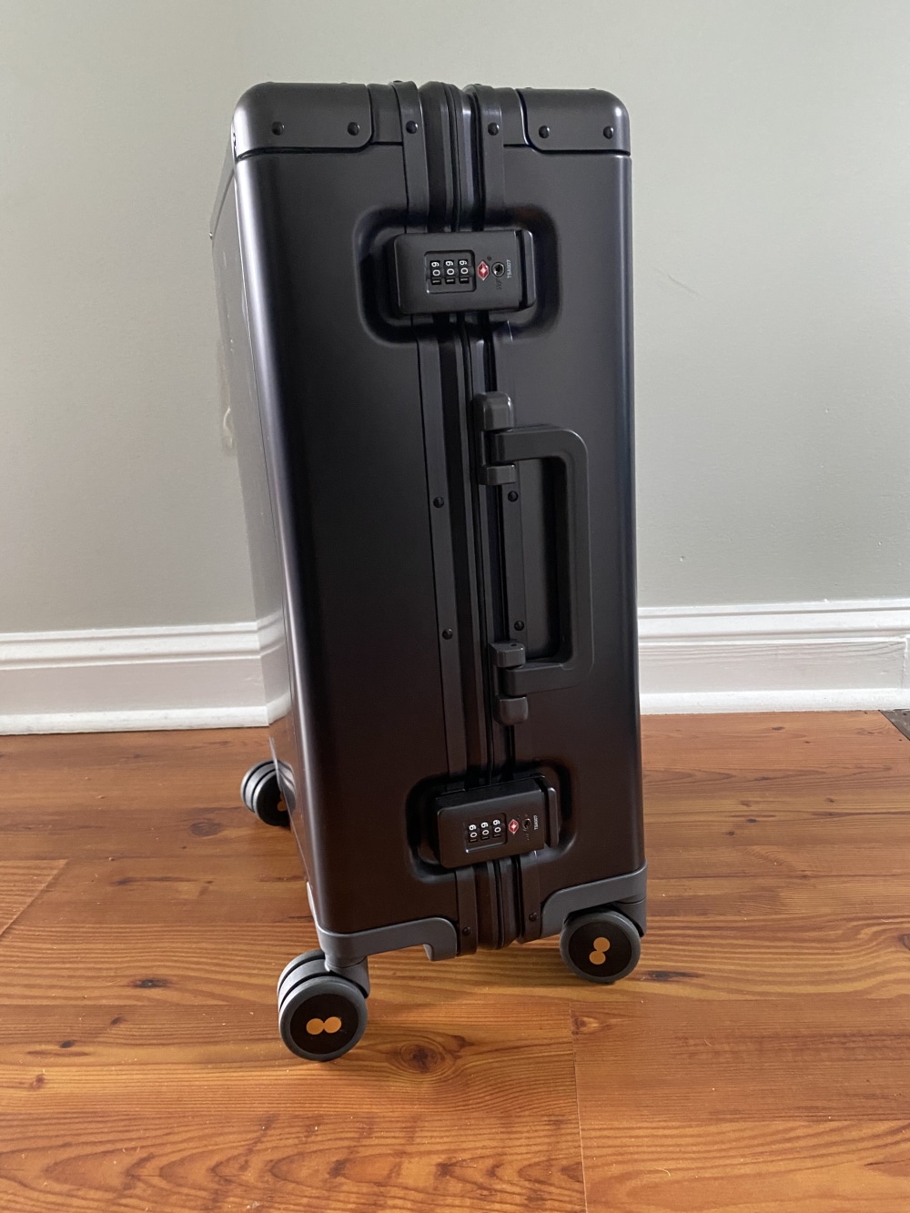 LEVEL8 aluminum carry on grey side view