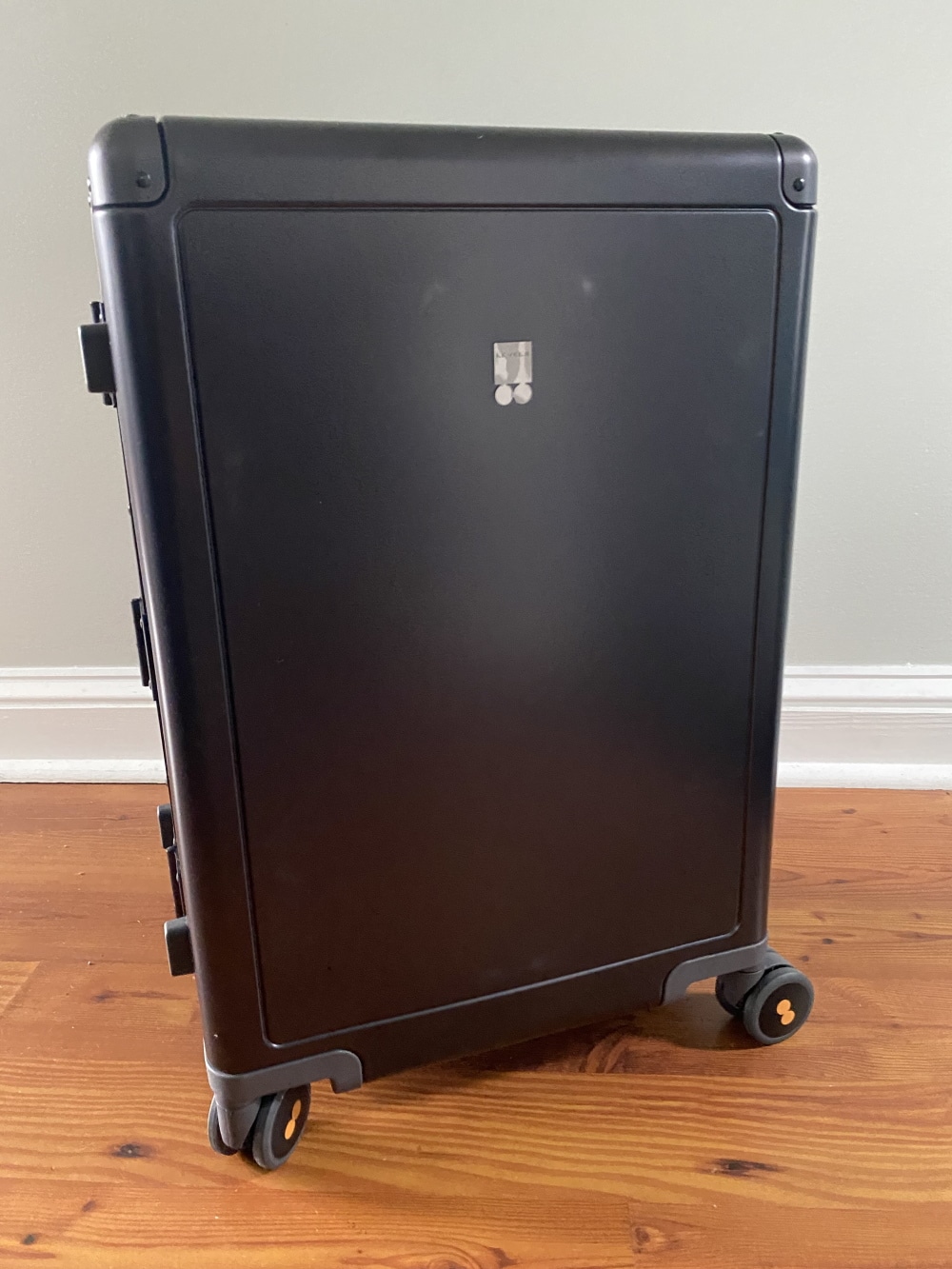 LEVEL8 aluminum carry on grey